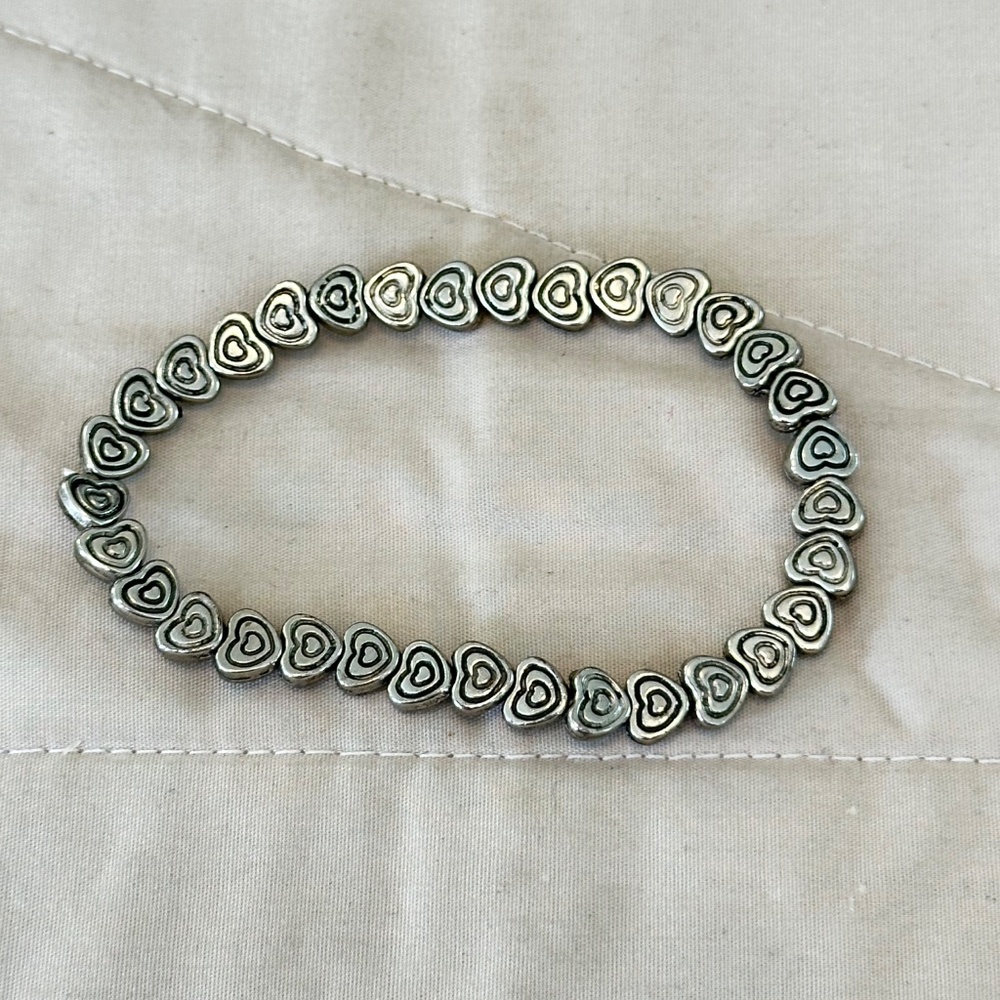 Silver tone stretchy bracelet w/carved Heart beads all the way around - Picture 13 of 13
